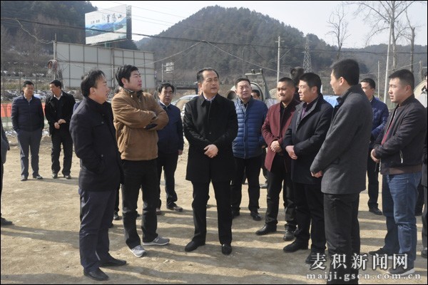 督查百花村生态移民搬迁项目建设情况 督查百花村生态移民搬迁项目建设情况